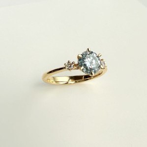 zloty pierscionek z diamentam Lab Grown 1ct i naturalnymi brylantami-adbizuteria.jpg